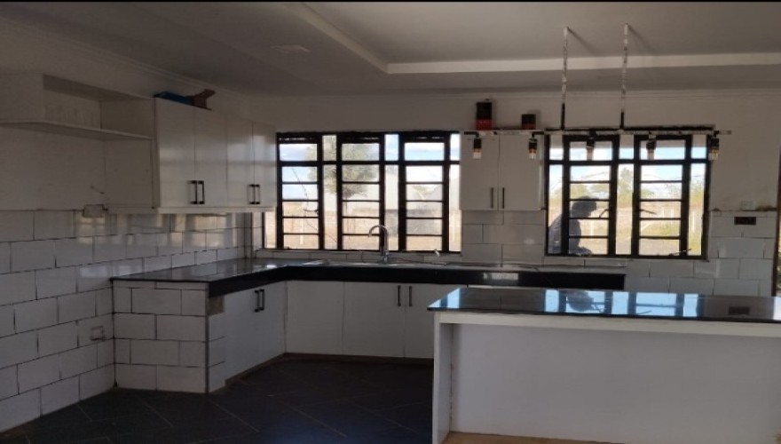 3 Bedroom Maisonette for Sale in Thi...