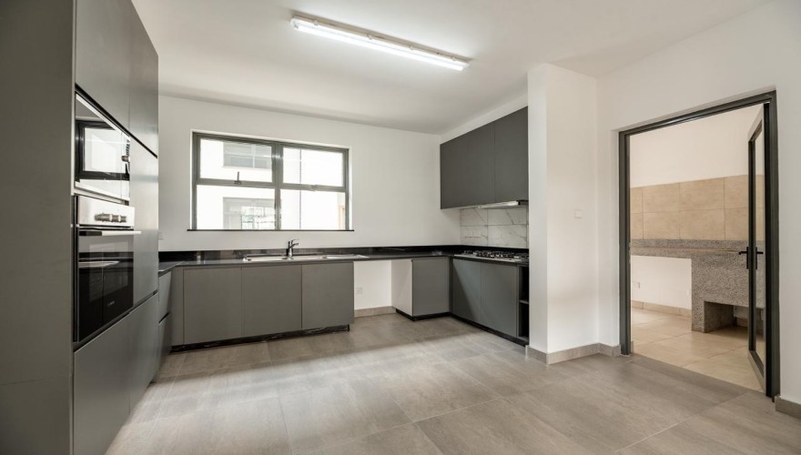 Duplexes for Sale in Rossyln - UN Ap...